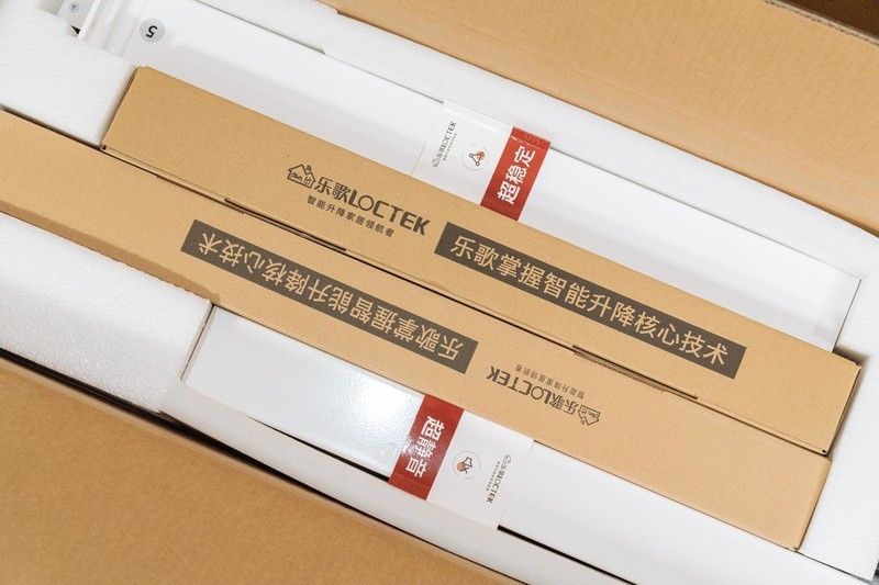 跳脱传统书桌，坐站交替的理想拍档：乐歌智能电动升降桌iE3