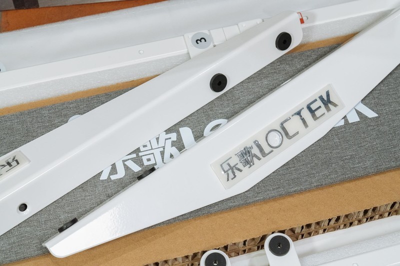 跳脱传统书桌，坐站交替的理想拍档：乐歌智能电动升降桌iE3