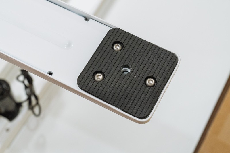 跳脱传统书桌，坐站交替的理想拍档：乐歌智能电动升降桌iE3