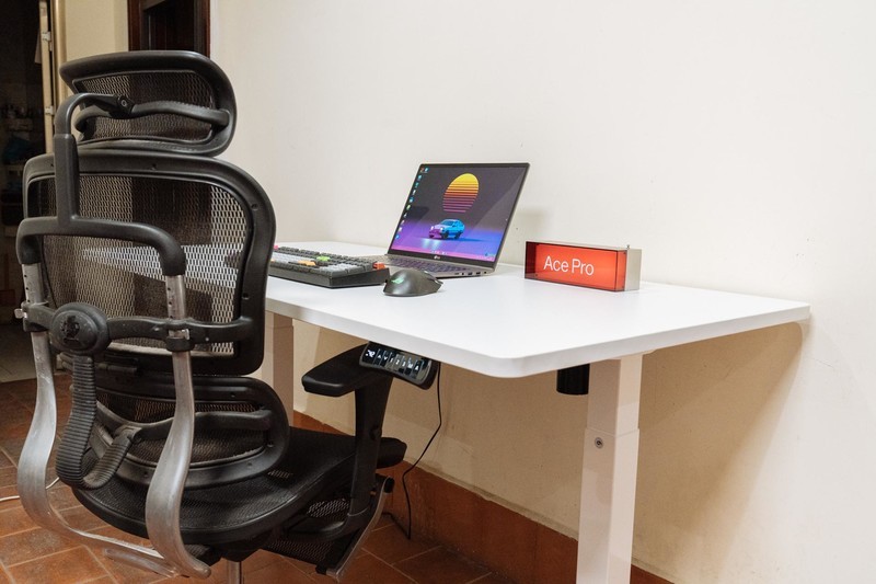 跳脱传统书桌，坐站交替的理想拍档：乐歌智能电动升降桌iE3