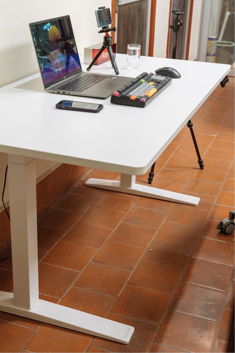 跳脱传统书桌，坐站交替的理想拍档：乐歌智能电动升降桌iE3