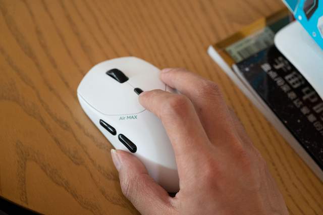 中小手玩家的游戏伙伴，8K回报超长续航，雷柏VT1 Air Max鼠标体验