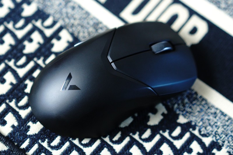 4KHz高回报率，0.25ms极速响应，国产卷王雷柏V2M接收qi体验