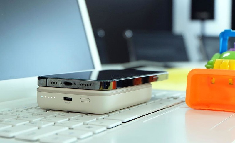 旅途无电怎么解？绿联无线充电宝-苹果手机用户的福音