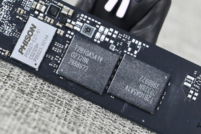 影驰星曜20周年纪念版2TB固态硬盘开箱试玩：全速E27方案