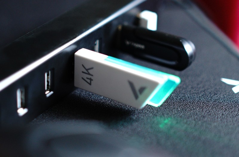 4KHz高回报率，0.25ms极速响应，国产卷王雷柏V2M接收qi体验