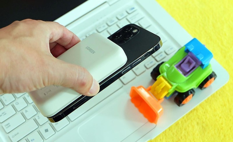 旅途无电怎么解？绿联无线充电宝-苹果手机用户的福音