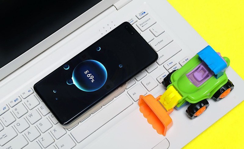 旅途无电怎么解？绿联无线充电宝-苹果手机用户的福音