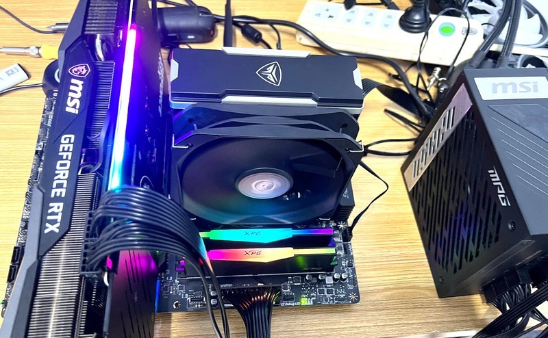 菜鸟也能轻松搞定锐龙7700X全核5.2G，百元四热管风冷意外称王