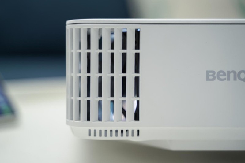 拍摄投影照片三要素：摄影师、模特、明基E592智能高清投影仪