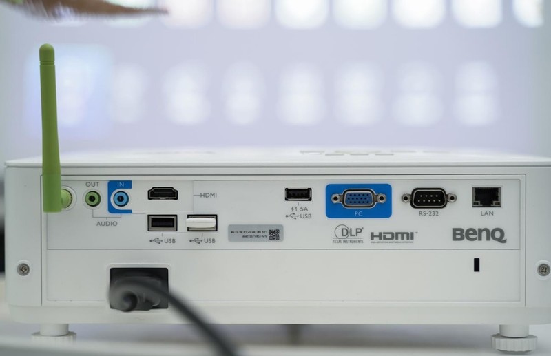 拍摄投影照片三要素：摄影师、模特、明基E592智能高清投影仪