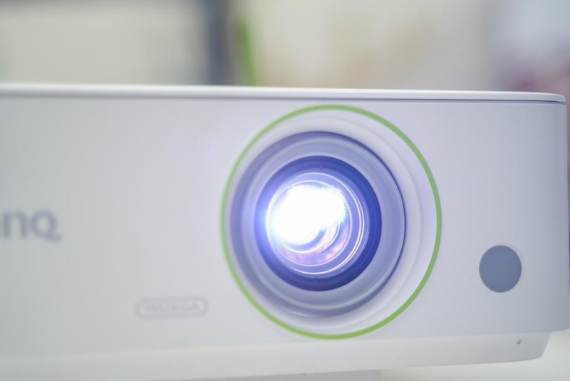 拍摄投影照片三要素：摄影师、模特、明基E592智能高清投影仪