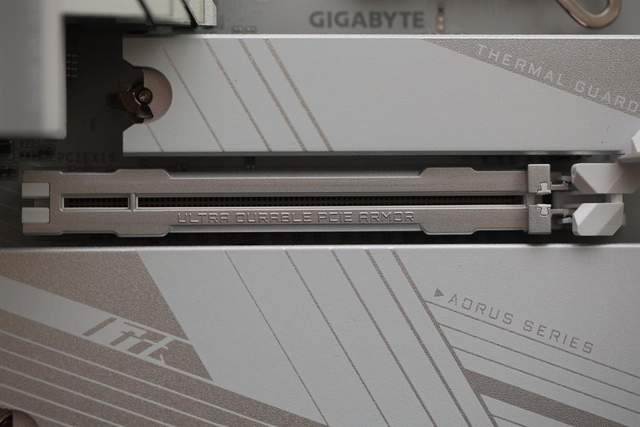 不仅是白色海景房还有强劲性能，技嘉B760M冰雕+14700KF装机体验