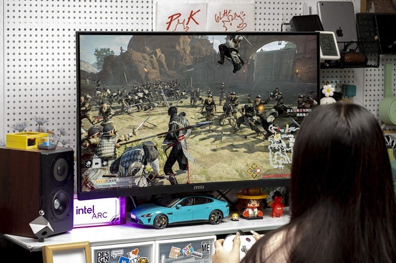 一键切换160Hz和320Hz，MAG 321CUPDF黑刃电竞显示器使用体验