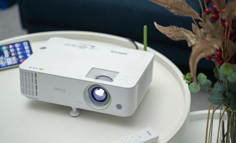 拍摄投影照片三要素：摄影师、模特、明基E592智能高清投影仪