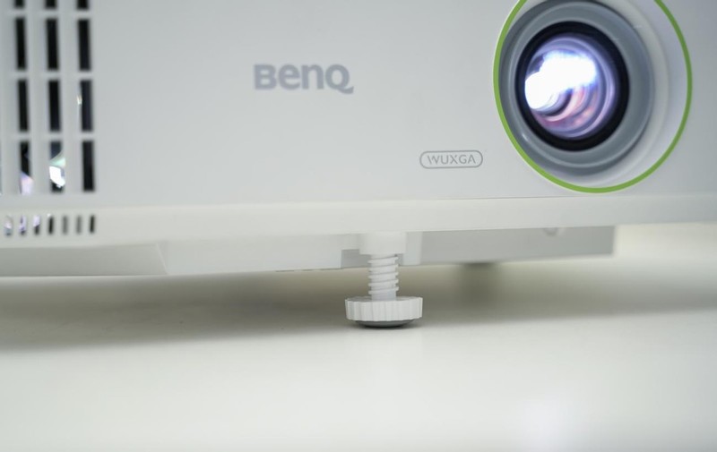 拍摄投影照片三要素：摄影师、模特、明基E592智能高清投影仪