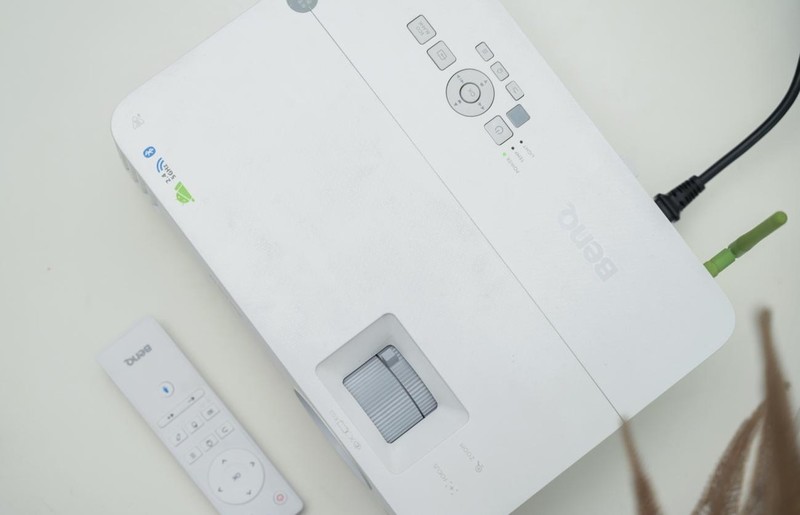 拍摄投影照片三要素：摄影师、模特、明基E592智能高清投影仪