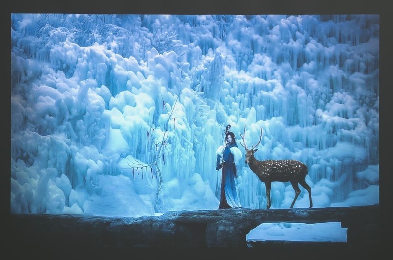 拍摄投影照片三要素：摄影师、模特、明基E592智能高清投影仪