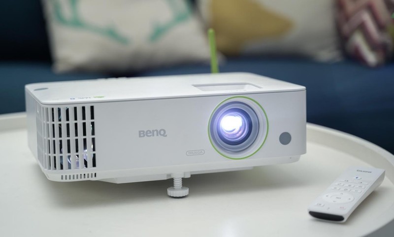 拍摄投影照片三要素：摄影师、模特、明基E592智能高清投影仪