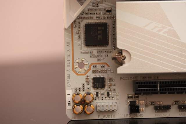 不仅是白色海景房还有强劲性能，技嘉B760M冰雕+14700KF装机体验