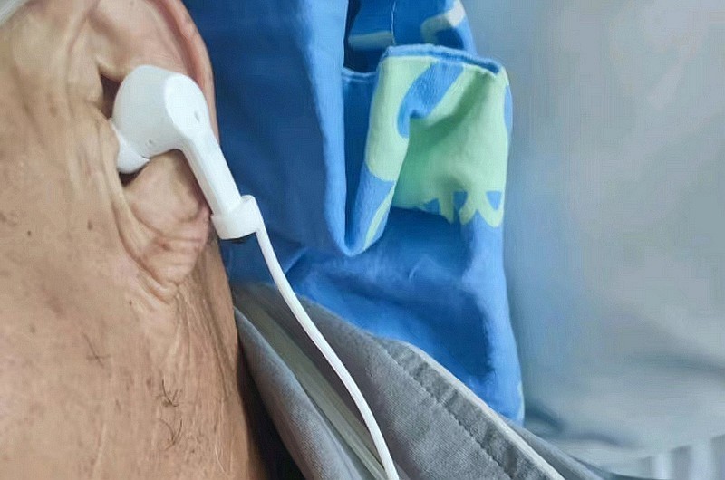 老人听力下降怎么办？助听器有用么？町石助听器属于什么档次？