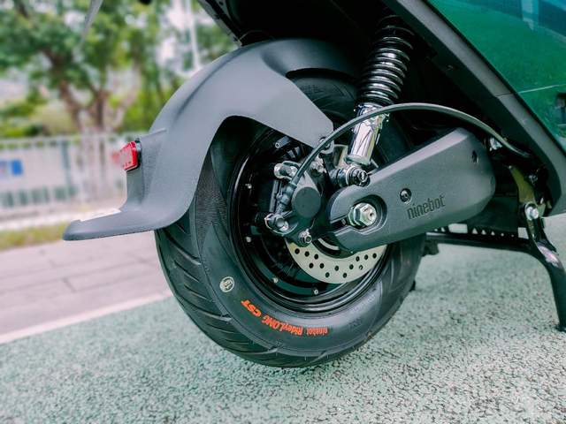 号称优化N系列所有短板，九号M95C电摩评测：107km+解决死亡摇摆