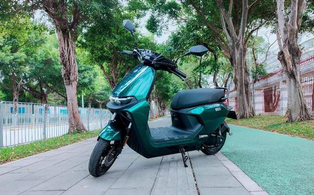 号称优化N系列所有短板，九号M95C电摩评测：107km+解决死亡摇摆