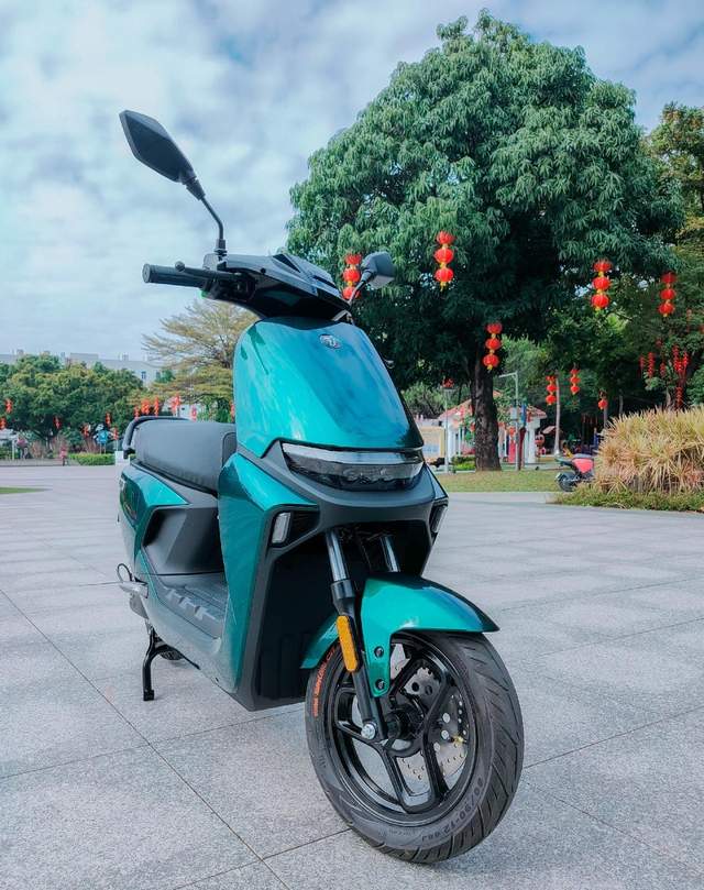 号称优化N系列所有短板，九号M95C电摩评测：107km+解决死亡摇摆