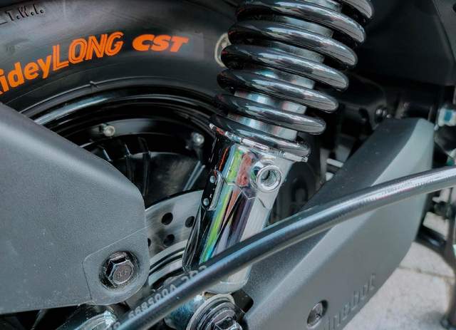 号称优化N系列所有短板，九号M95C电摩评测：107km+解决死亡摇摆