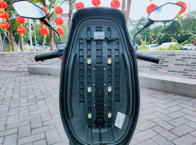 号称优化N系列所有短板，九号M95C电摩评测：107km+解决死亡摇摆