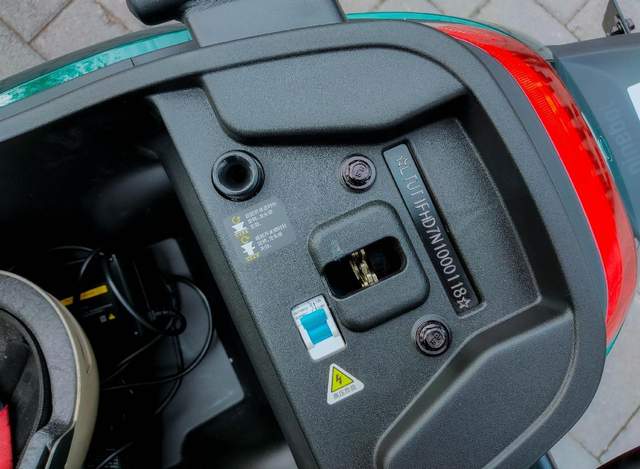 号称优化N系列所有短板，九号M95C电摩评测：107km+解决死亡摇摆