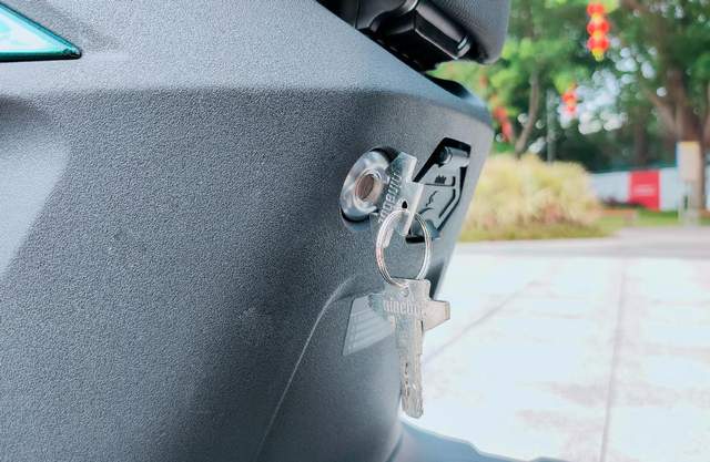 号称优化N系列所有短板，九号M95C电摩评测：107km+解决死亡摇摆