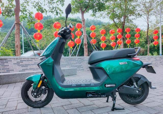 号称优化N系列所有短板，九号M95C电摩评测：107km+解决死亡摇摆