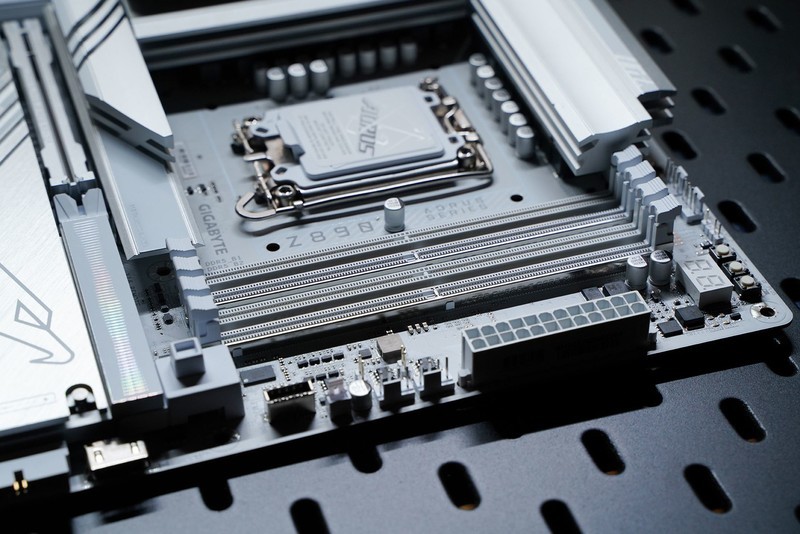 高颜值有实力 技嘉Z890 AORUS PRO ICE电竞冰雕评测