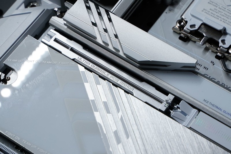 高颜值有实力 技嘉Z890 AORUS PRO ICE电竞冰雕评测