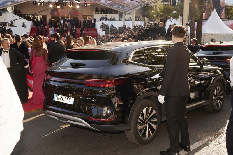 震撼！比亚迪车队霸屏戛纳电影节，欧洲人为何突然疯抢中国车？