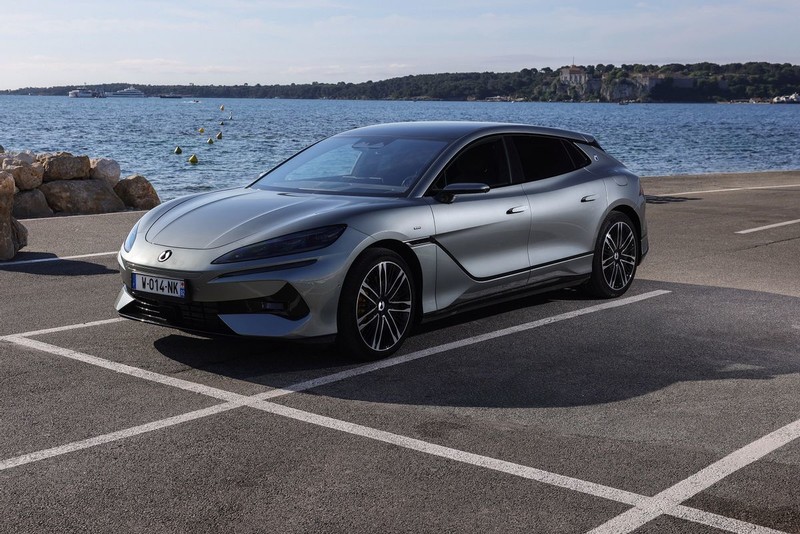 震撼！比亚迪车队霸屏戛纳电影节，欧洲人为何突然疯抢中国车？