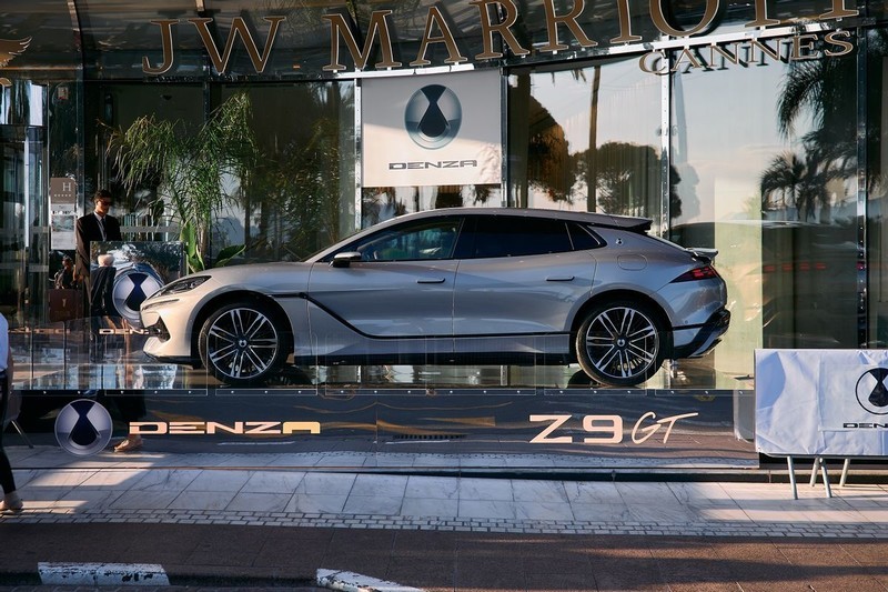 震撼！比亚迪车队霸屏戛纳电影节，欧洲人为何突然疯抢中国车？