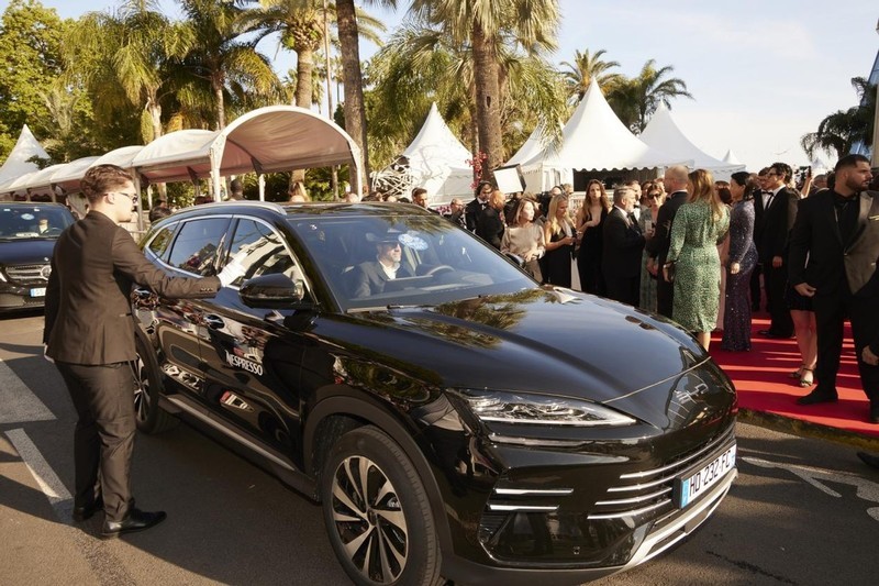 震撼！比亚迪车队霸屏戛纳电影节，欧洲人为何突然疯抢中国车？