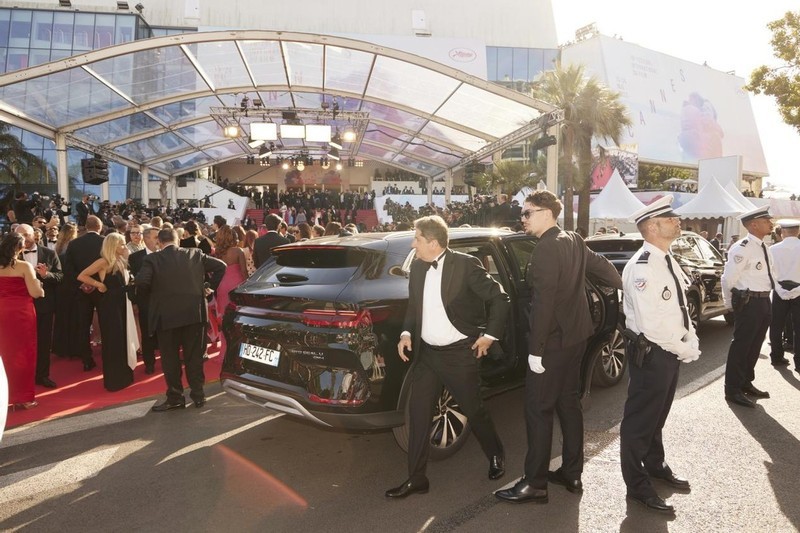 震撼！比亚迪车队霸屏戛纳电影节，欧洲人为何突然疯抢中国车？