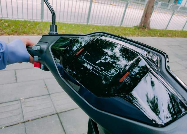 号称优化N系列所有短板，九号M95C电摩评测：107km+解决死亡摇摆