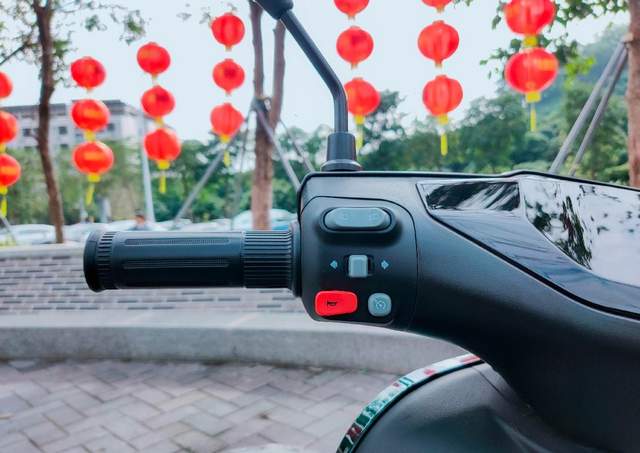 号称优化N系列所有短板，九号M95C电摩评测：107km+解决死亡摇摆