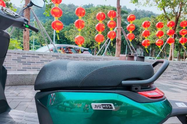 号称优化N系列所有短板，九号M95C电摩评测：107km+解决死亡摇摆