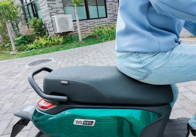 号称优化N系列所有短板，九号M95C电摩评测：107km+解决死亡摇摆