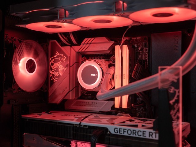 水冷库兹马，又帅又能打，微星寒冰E360白色限定款测评