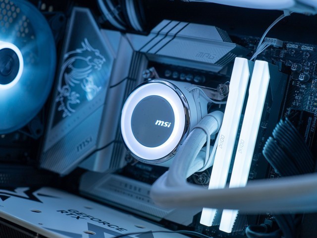 水冷库兹马，又帅又能打，微星寒冰E360白色限定款测评