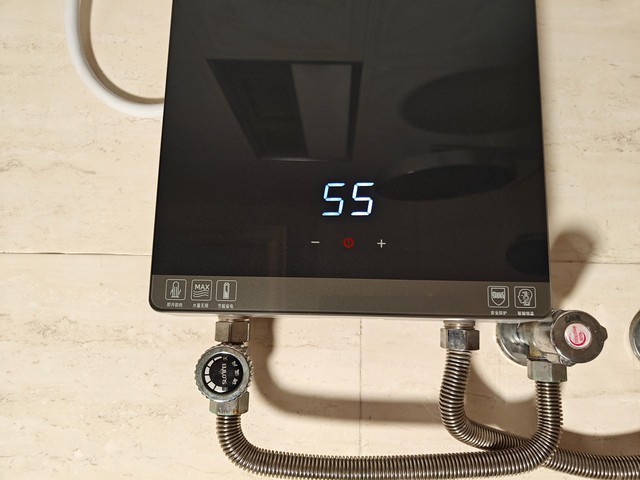 即开即热 恒温持久 使用安全 洗澡更省心