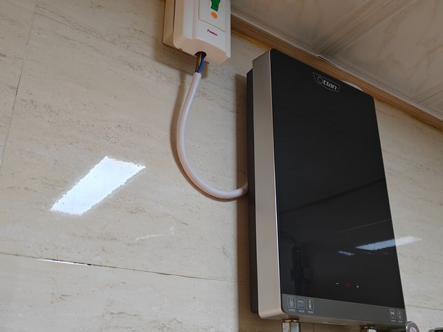 即开即热 恒温持久 使用安全 洗澡更省心