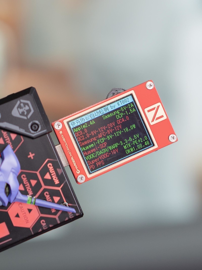 新世纪福音战士EVA联名款，初号机拼装充电宝上手体验