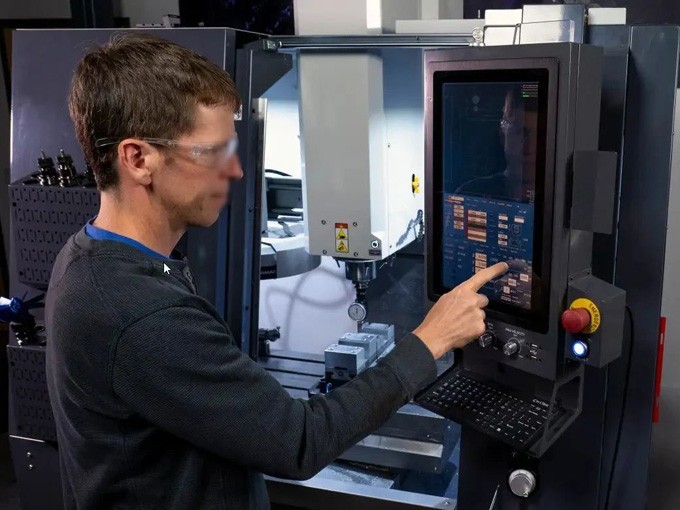 触想工业一体机CNC数控机床定制化配套方案，提升加工生产效率